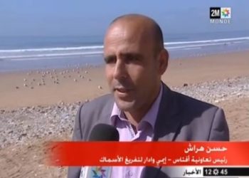 ارتفاع الأمواج يتسبب في أضرار كبيرة لقوارب الصيد وتحرم قوتهم