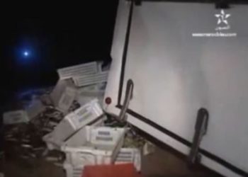 انقلاب شاحنة لنقل السمك بسبب الرمال على طريق طرفاية-أخفنير/المغرب