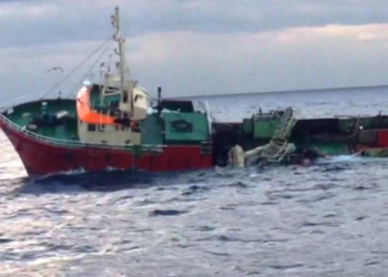 لحظات انقاذ طاقم السفينة طالا2