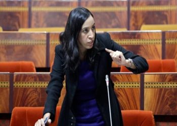 مباركة بوعيدة كاتبة الدولة في الصيد تعطي العصير لنايبة برلمانية