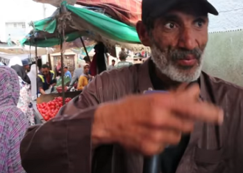 بائع سمك يفضح السماسرة المتحكمين في أسعار سوق السمك بالمغرب