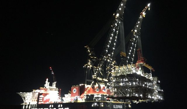شركة Heerema’s Sleipnir تشرع في استخدام أكبر رافعة عائمة في العالم