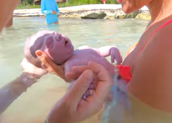 Accouchement dans la Mer des Caraïbes