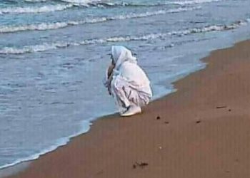 أم تتوسل البحر أن يعيد لها ابنها المفقود في البحر.