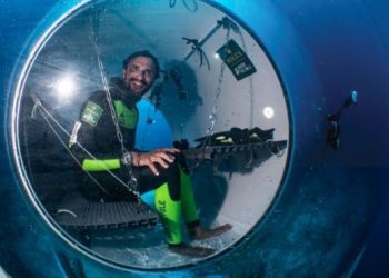 غواصون يقضون ثلاث أيام داخل كبسولة تحت البحر