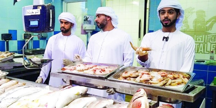 بائعو سمك بشهادات عليا