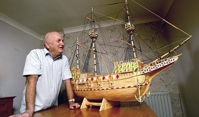 بحار يبني سفينة باستخدام 4.1 مليون عود ثقاب.