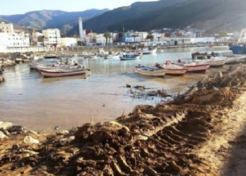 السيول و الأتربة تغمر ميناء الجبهة.