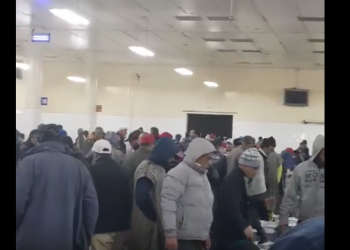في أكبر بؤرة موبوءة بفيروس كورونا بالمغرب،تجار السمك يمارسون نشاطهم خارج التدابير الاحترازية .
