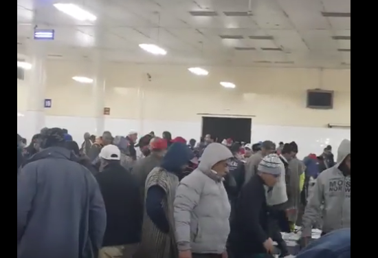 في أكبر بؤرة موبوءة بفيروس كورونا بالمغرب،تجار السمك يمارسون نشاطهم خارج التدابير الاحترازية .