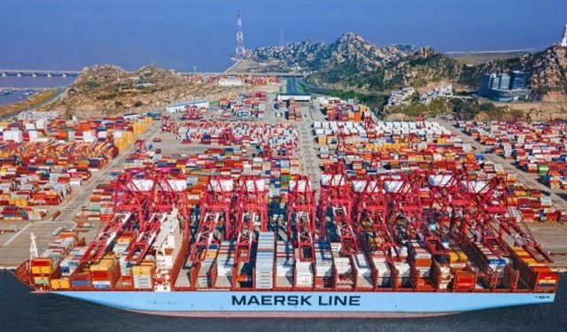 كرونا يجبر شركةMaersk على تعليق تغييرات طواقم سفنها،للحفاظ على سلامتهم.
