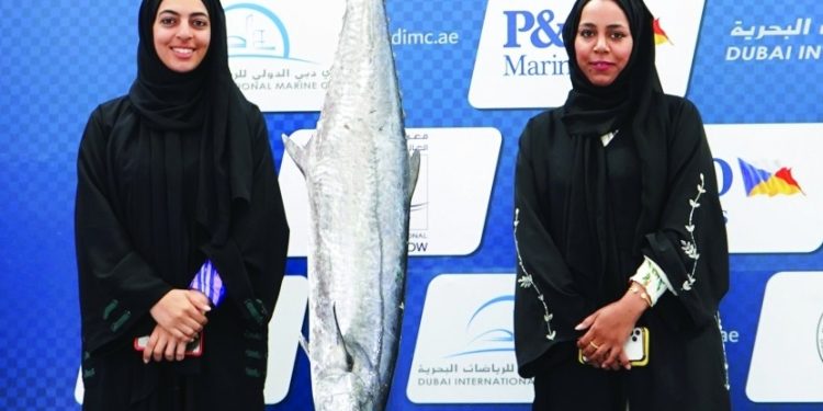 فريق نسوي يتألق في «دبي لصيد الأسماك»