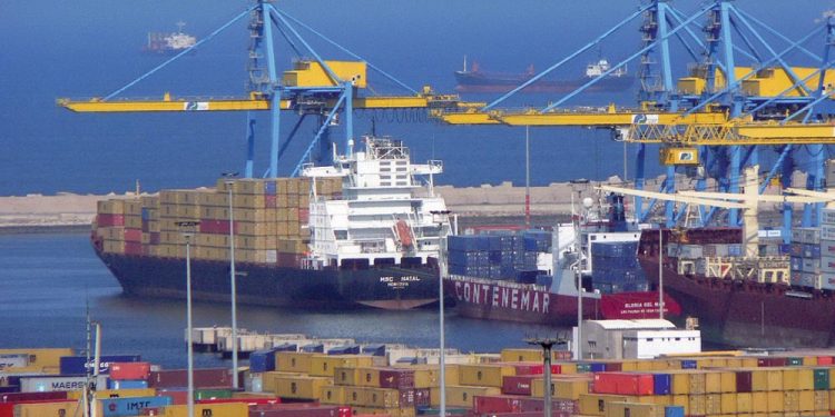 شحن البضائع يتراجع بالنصف في ميناء الدار البيضاء.