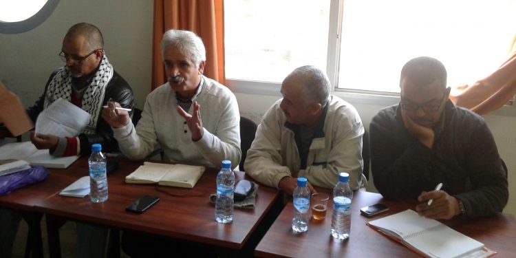 تجار السمك بأكادير يطالبون بتعزيز التدابير الوقائية ضد كوفيد19 بسوق السمك للبيع بالجملة.