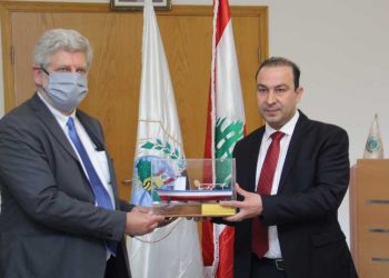 لبنان يطلق رخص الصيد البحري،و يتلسم مركبا نموذجيا من الفاو.