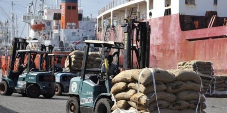 ميناء أبيدجان ، بوابة غرب أفريقيا ، يصمد في وجه فيروس كورونا التاجي