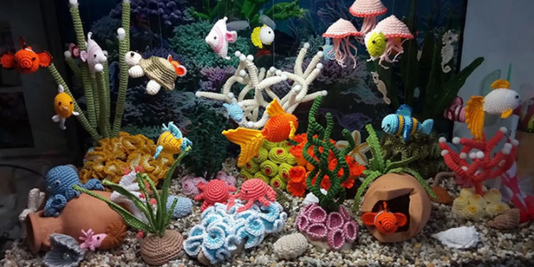 فنانة ايطالية تبدع حوض أسماك بتقنية الكروشيه.
