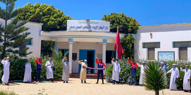 أسفي: مجموعة ألتراس الشارك فاميلي تمنح البسمة لنزلاء دار البحارة المسنين يوم عيد الفطر.