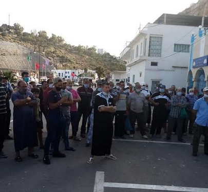 بحارة صيد الأسماك السطحية يشنون إضرابا إنذاريا بميناء الحسيمة