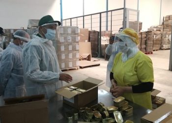والي العيون يحل بالمرسى لتتبع الوضعية الوبائية بالوحدات الصناعية