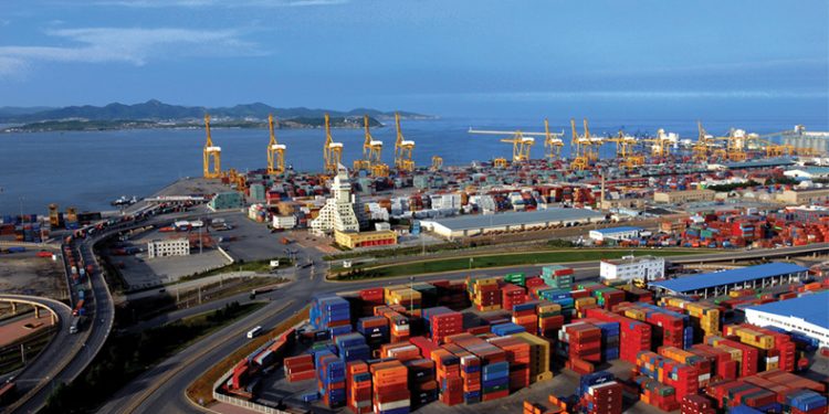 واردات السمك الضخمة على الصين تهدد بأزمة دولية للموانئ