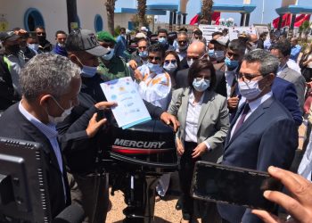 طانطان :زكية الدريوش تسلم معدات الملاحة و السلامة البحرية للصيادين التقليديين