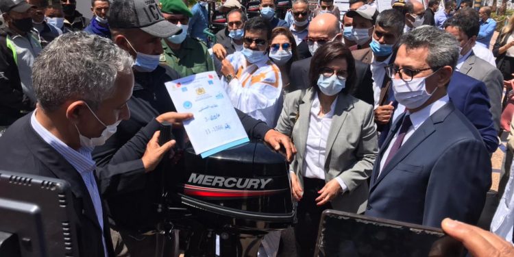 طانطان :زكية الدريوش تسلم معدات الملاحة و السلامة البحرية للصيادين التقليديين