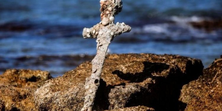 العثور على سيف عمره نحو 900 عام قرب ساحل حيفا من بقايا الحملات الصليبية