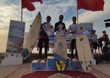 فعاليات ركوب الموج بطانطان تنجح في استقطاب أكبر من 60 مشاركا