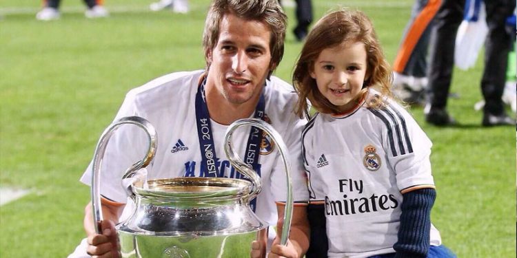 نجم ريال مدريد السابق يعمل في صيد السمك بعد اعتزال كرة القدم