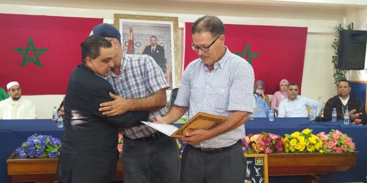 قبل مغادرته الى الداخلة ، فعاليات الصيد البحري بطانطان تكرم مندوب الصيد البحري يوسف فنون