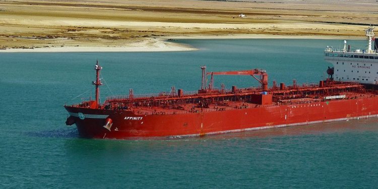 جنوح ناقلة نفط عملاقة يتسبب في تعليق ولوجيات قناة السويس