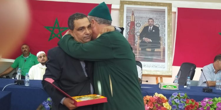 موظفو مندوبية الصيد البحري بطانطان يودعون رئيسهم بالدموع