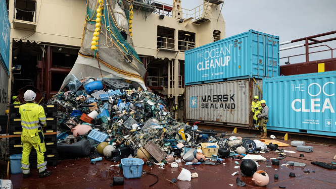 شباك مطورة لإزالة 100الف كلغ من الحطام الملوث من المحيطات