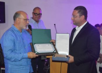 المسابقة الدولية للصيد بالقصبة:بنجلون يسلم درع النجاح لرئيس النادي الملكي للزوارق بطنجة
