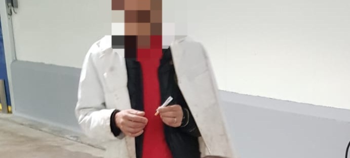 فضيحة داخل سوق السمك بطنجة،”طوطو” يدخن….