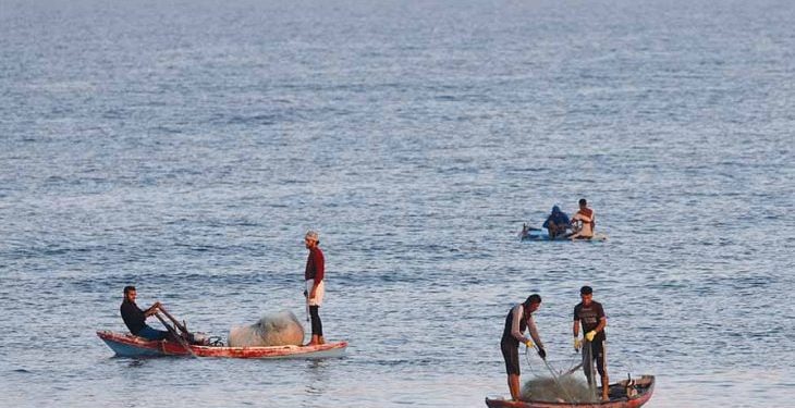 غزة: الاحتلال يمنع تصدير الأسماك ويفرض وضع كاميرات على ورش ترميم قوارب الصيد