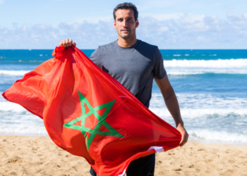 البطل المغربي رمزي بوخيام ينتزع بطاقة التأهل للدوري العالمي لركوب الأمواج 2023