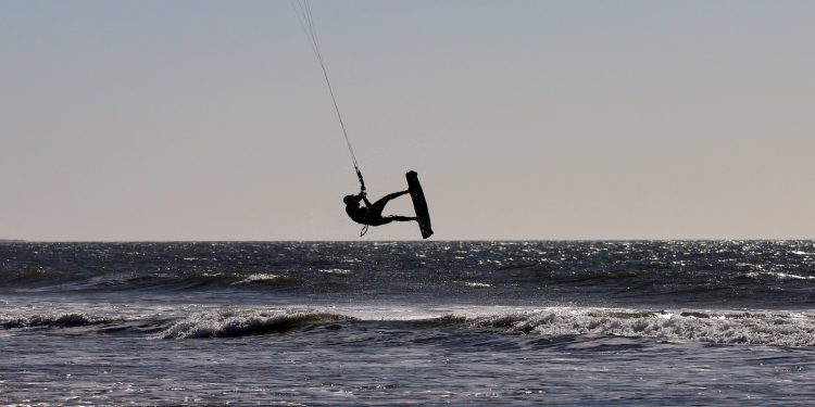 الداخلة تكرس مكانتها كوجهة دولية لرياضات التزحلق على الماء