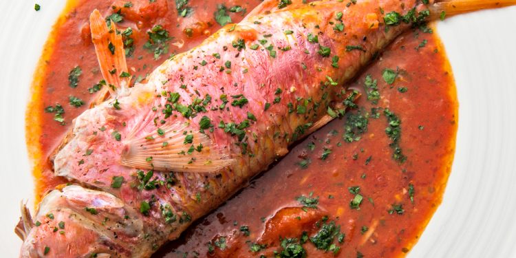 سمك سلطان البحر بصلصة الطماطم على الطريقة الايطالية