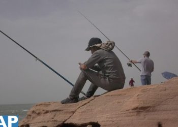 الصيد بالقصبة بسواحل طانطان: ترفيه، مهنة، وشغف خلال شهر رمضان