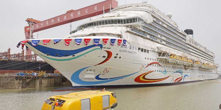 إطلاق الرحلة الأولى لأول سفينة سياحية مطورة محليا في الصين