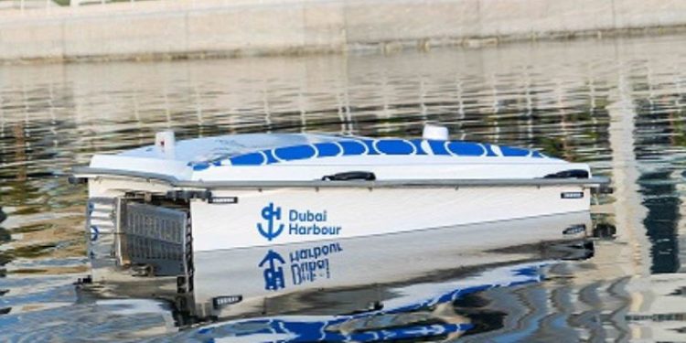 “مراسي دبي هاربر” تستخدم أول روبوت من نوعه لجمع النفايات العائمة في الدولة