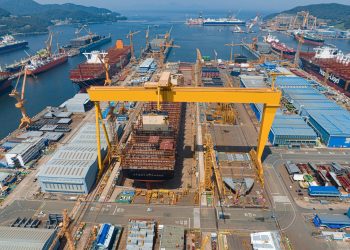بسبب قلة اليد العاملة من الذكور شركة Hanwha Ocean تستعين بالنساء لأعمال لحام السفن