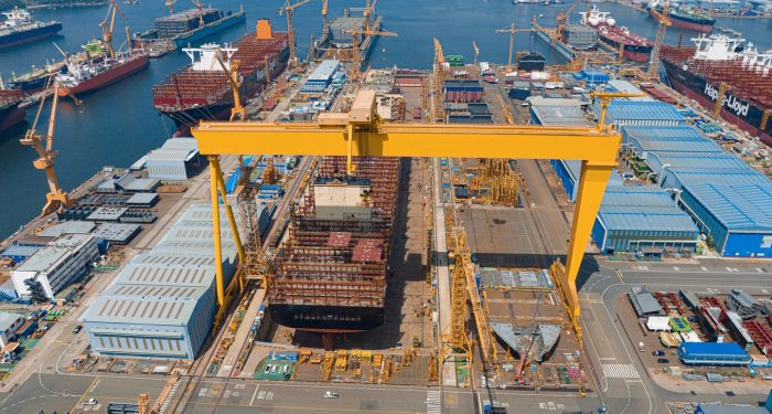 بسبب قلة اليد العاملة من الذكور شركة Hanwha Ocean تستعين بالنساء لأعمال لحام السفن