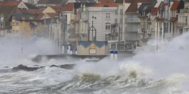 العاصفة “سياران” تحصد الأرواح و تدمر منشآت بدول غرب أوربا