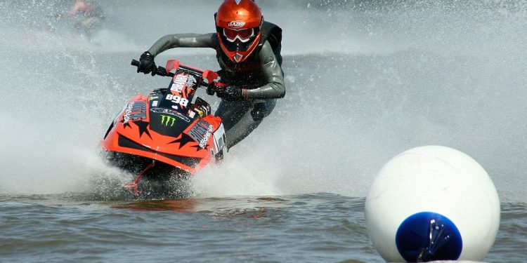 طرفاية.. تحتضن بطولة كأس المسيرة الخضراء لرياضة “الجيت سكي”