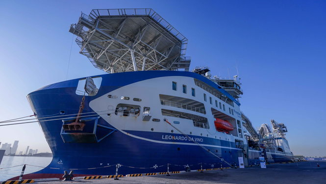 أكبر سفينة في العالم لمد الكابلات تبدأ العمل في مشروع أدنوك وطاقة