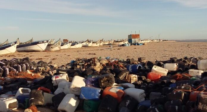 التلوث البلاستيكي ،الوجه القذر لموسم صيد الاخطبوط