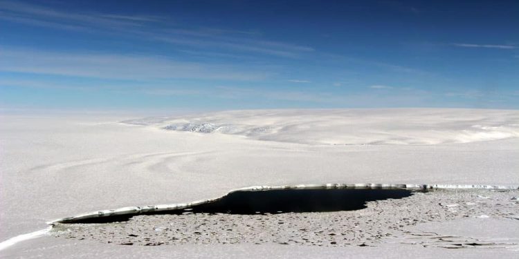علماء يفكون شيفرة ثقب عظيم في القطب الجنوبي